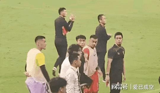 球队主帅调整阵容,引发争议 球队主帅调整阵容,引发争议