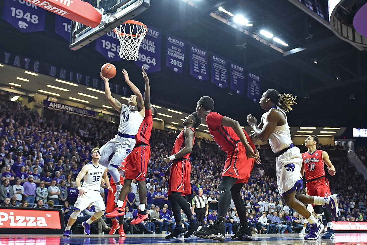 球队合作默契篮球精彩瞬间展现 球队合作默契篮球精彩瞬间展现