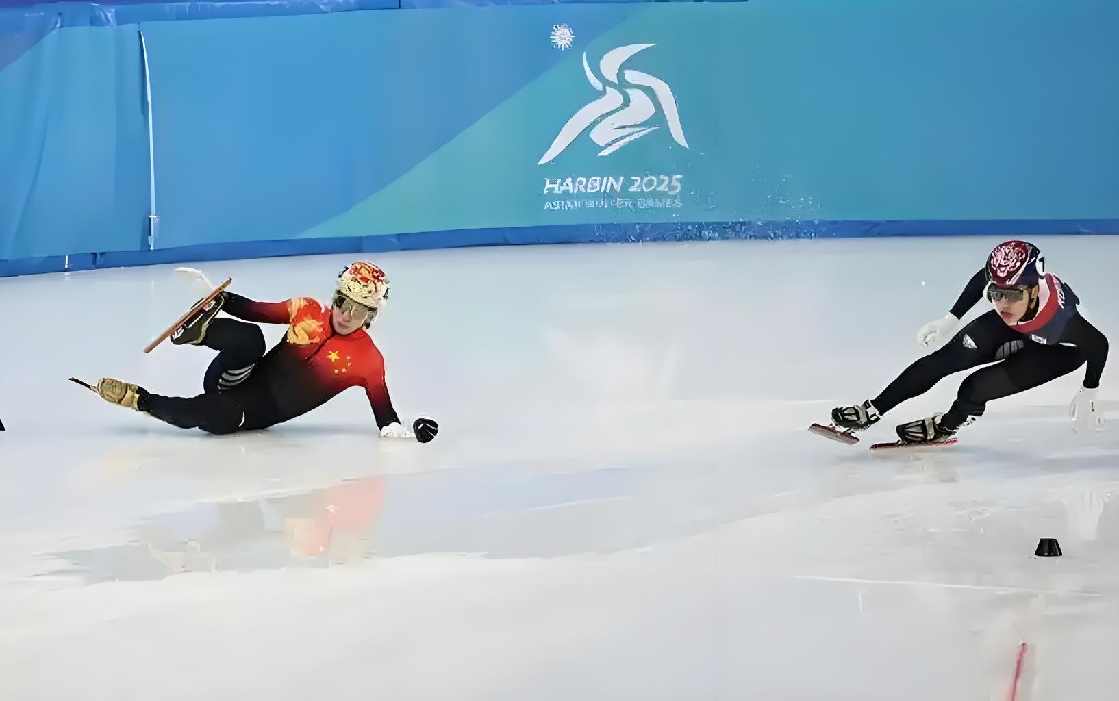 三亿体育体育官方登录入口-短道速滑决赛惊险瞬间，创造奇迹