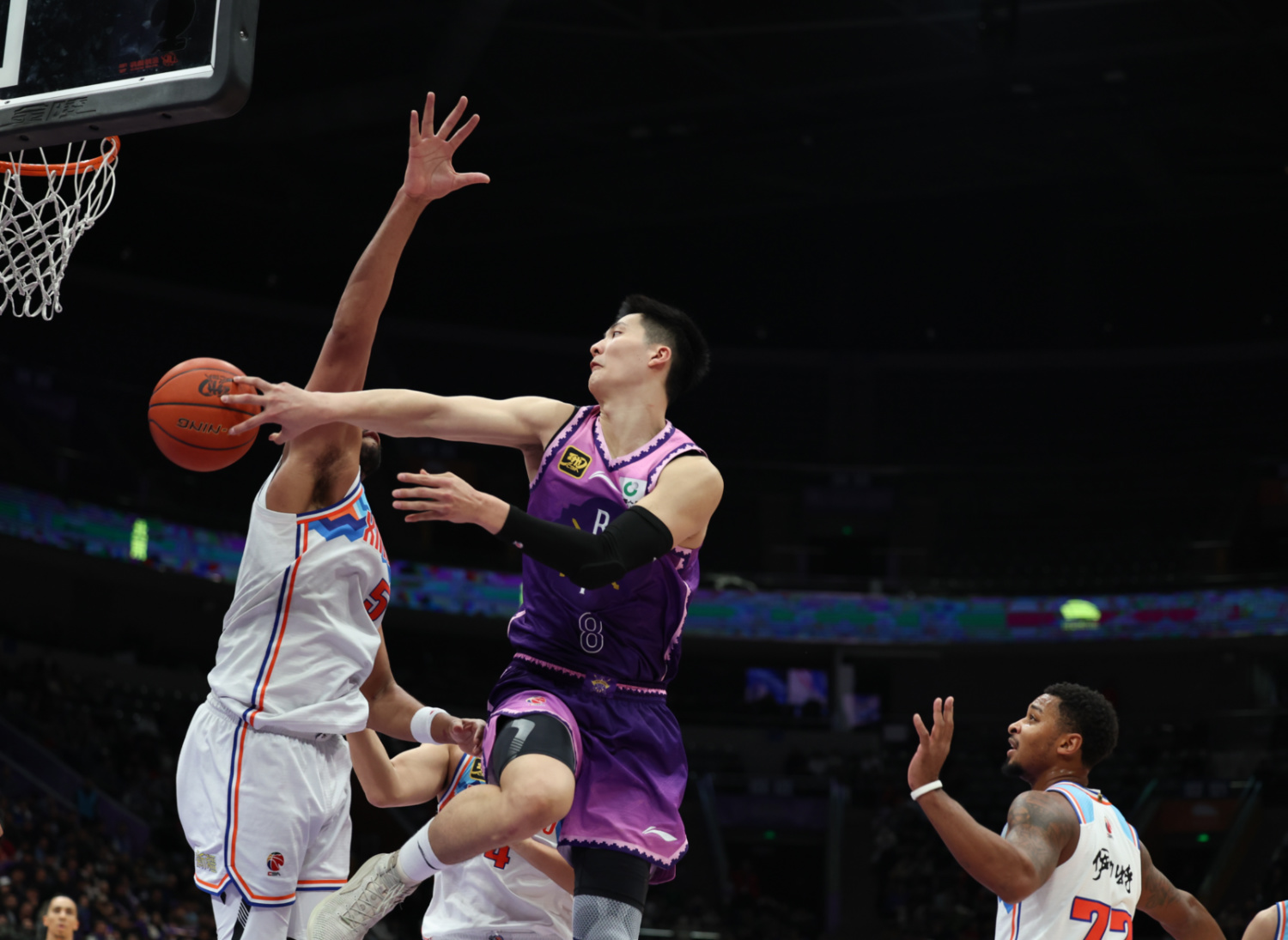 三亿体育体育在线-纷呈攻守转换，球队全员集结为赢球而战