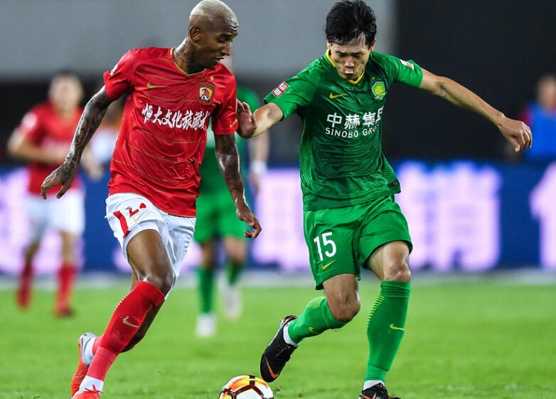 纷呈攻守转换,球队全员集结为赢球而战 纷呈攻守转换,球队全员集结为赢球而战