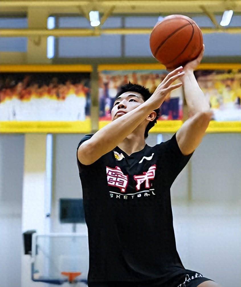 三亿体育体育在线登录-篮球联赛球队发布新装备，备战新赛季